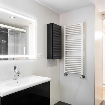 Modern bathroom with black and white design.