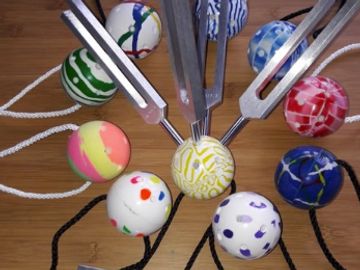 Biosonic tuning fork concert ball to hold multiple tuning forks in one hand.