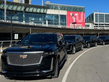 Montreal YUL airport
Black Cars
Black SUVs
Cadillac Escalades
Airport Transfer
