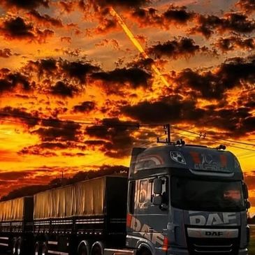 Caminhão DAF ao pôr do sol vibrante.