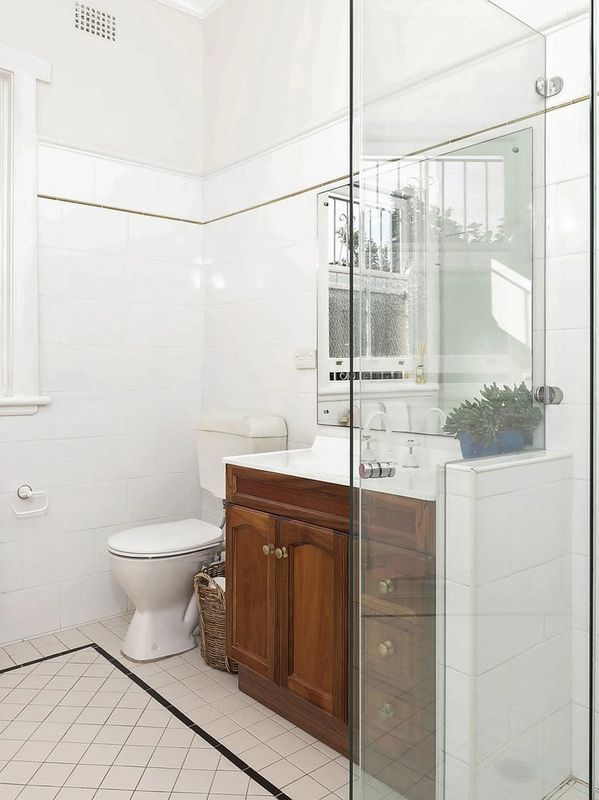 Old bathroom before being redesigned by Simpson Interiors