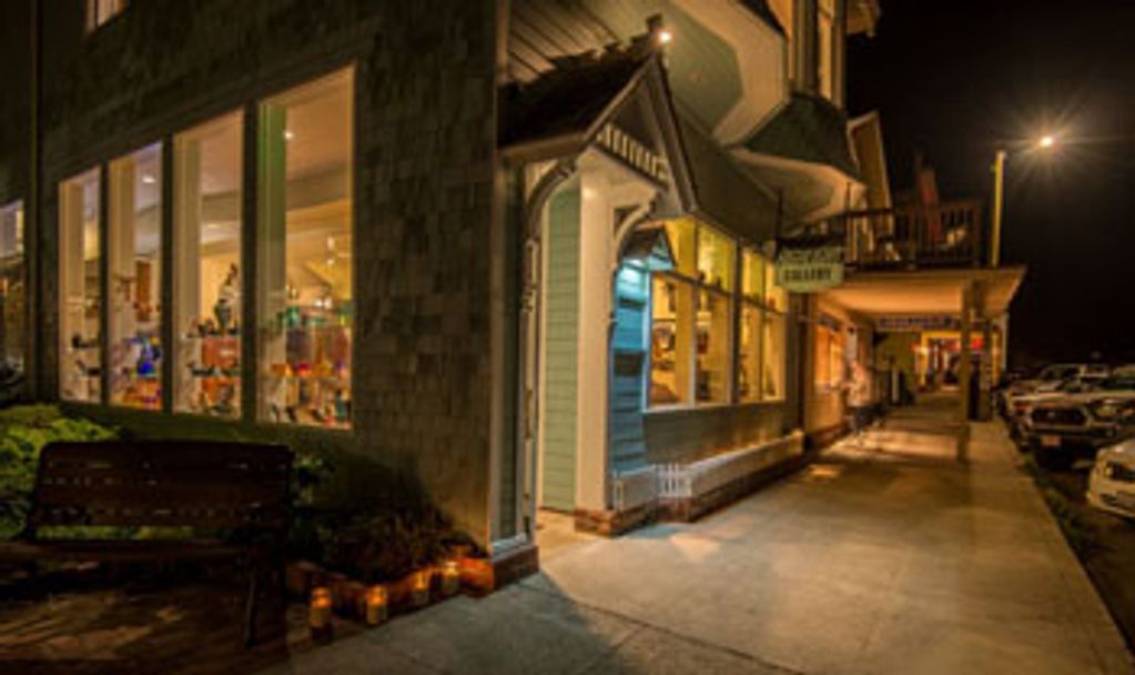 The Highlight Gallery in Mendocino CA has carried Berrien wire sculptures and wire wall art since 1