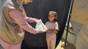 Child recieving food