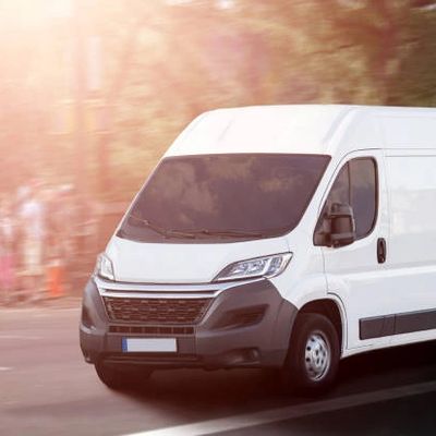 Aurora locksmith van driving with prompt fast locksmith service