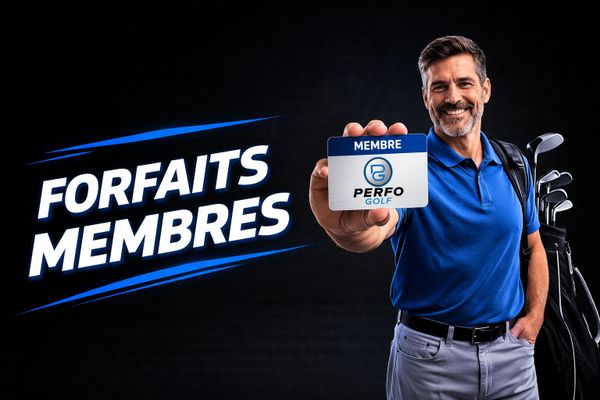 Homme souriant tenant une carte de membre Perfo Golf.