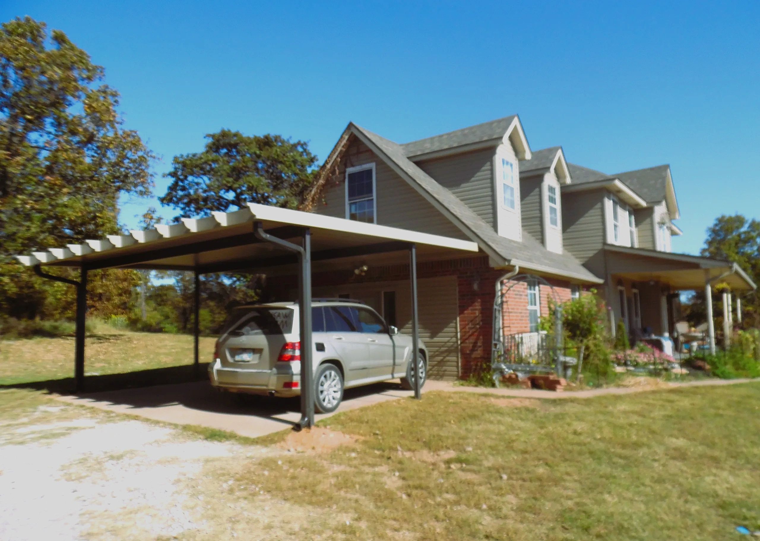 20ft x 20ft attached aluminum flat-pan with our Santa-Fe package pergola trim. Clay with bronze