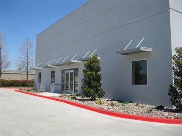 Flat pan aluminum store front awning with top framing struts