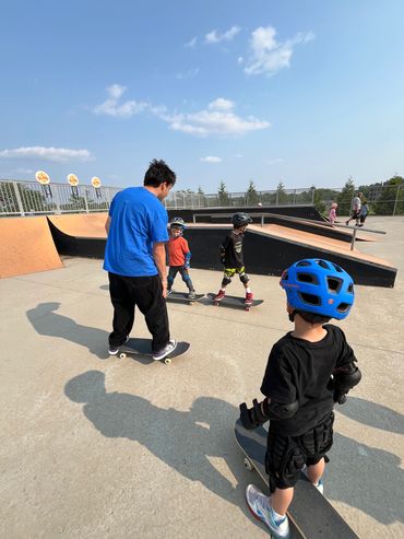 Coach from Skate Lessons Chicago working with Skaters at Palatine Park District group lessons