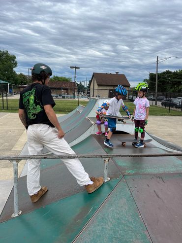 Coach from Skate Lessons Chicago working with students at Park Ridge Park District