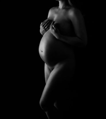 Artistic bodyscape with using light highlighting curves