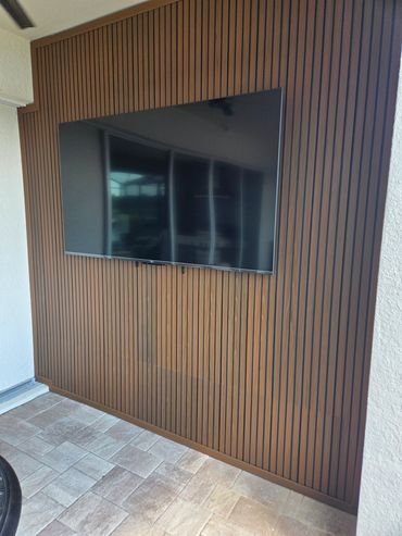 Outdoor Slat Wall. Plastic extrusion, wood appearane. Mounted TV. Stardom model.