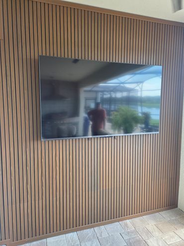 Outdoor Slat Wall. Plastic extrusion, wood appearane. Mounted TV. Stardom model.