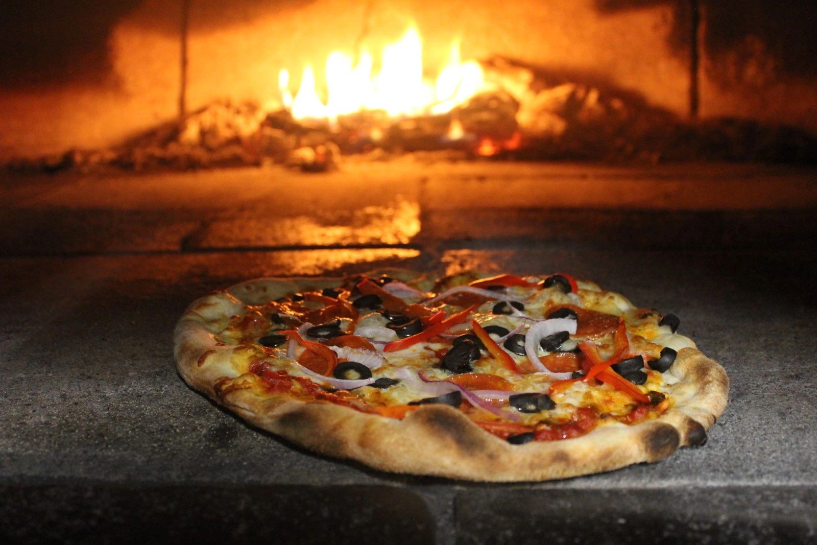 ピザ 550 Pizzeria Aztec- Delicious Wood Fire Pizza in the 505!