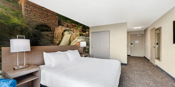 King Room at Clarion Pointe Sioux Falls