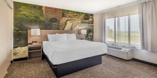King Bed at Clarion Pointe Sioux Falls