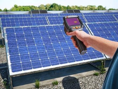 cámara termográfica para inspeccionar paneles solares y detectar posibles problemas como células.