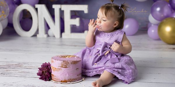 Cake Smash segment child eating cake