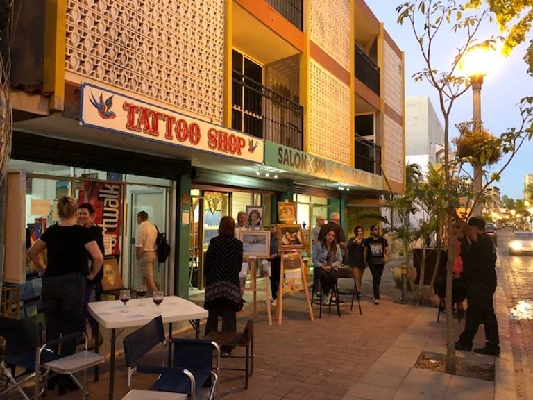 Vista de la entrada del estudio de tatuajes desde Sixto Osuna