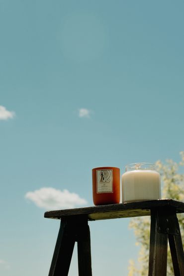 Bougie Solstice d'été 10 oz par Émi Bougie. Bougies sur une échelle avec vue du ciel.