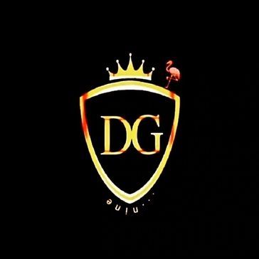 Logo doré DG avec couronne et flamant rose.