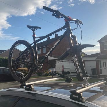 Mountain bike on the roof of a car