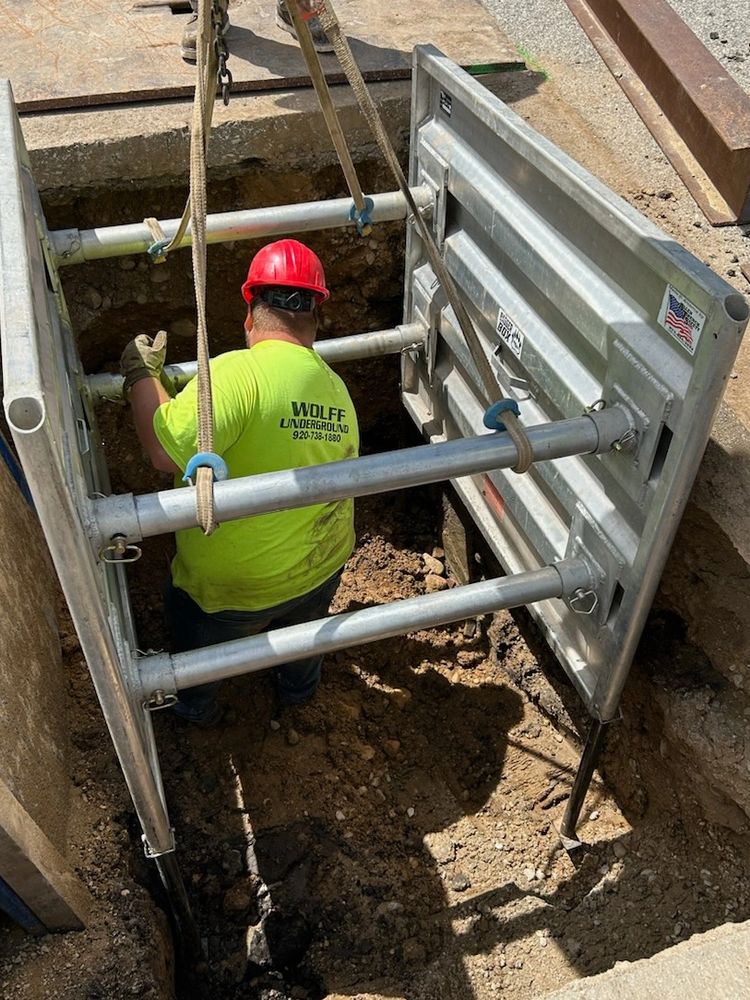 Stabilizing the Trench Box during a pipebursting project.