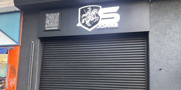Fachada de loja com logo e código QR.