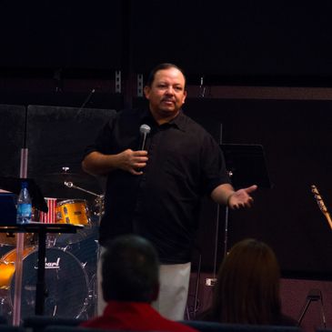 Pastor Oscar predicando