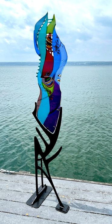 Title: Firefly
Dimensions: 72″ H, 14″ W, 12″ D
Glass and steel sculpture