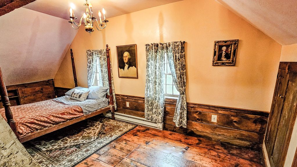 Presidential suite guest room