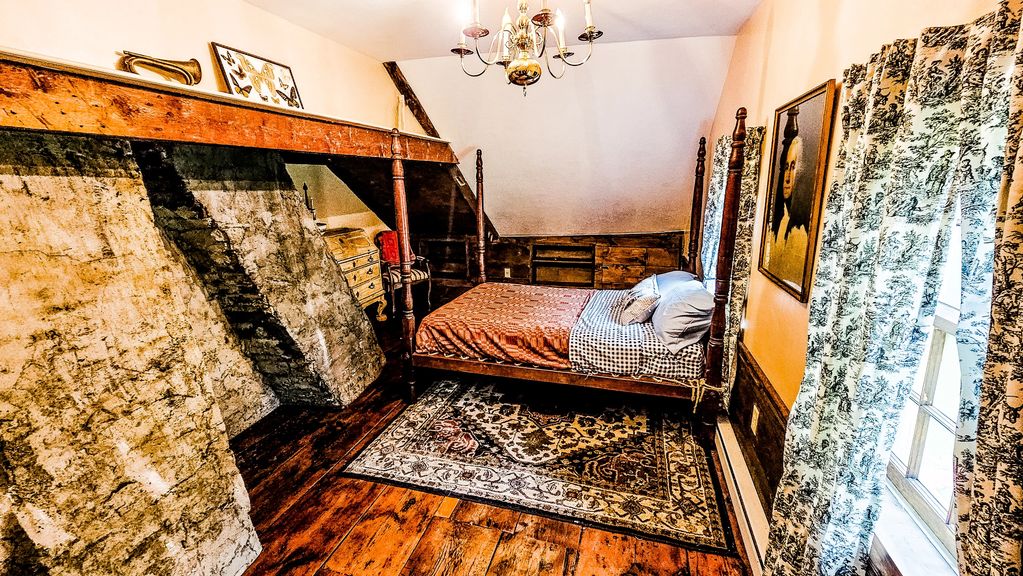 Presidential suite guest room