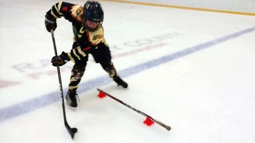 Hockey-Dot Heavy Build on ice