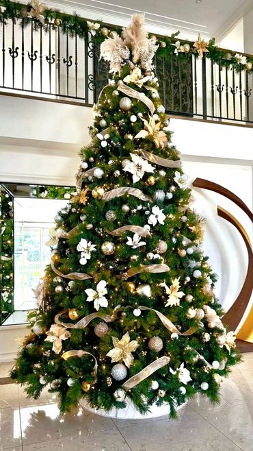 Champaign gold and ivory Christmas tree decorations featuring flowers, textured baubles and ribbon.