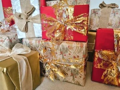 Re4d and gold Christmas presents with hessian and gold ribbons.
