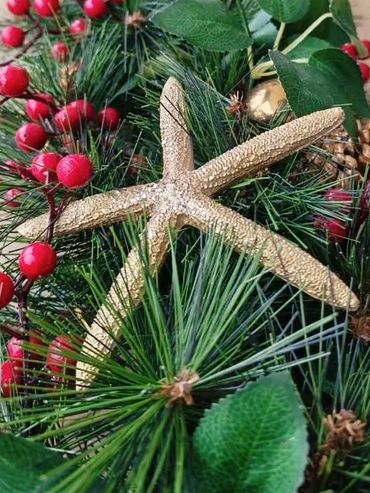 Example of Coastal Christmas theme featuring hand-painted starfish decorations on Xmas centrepiece.