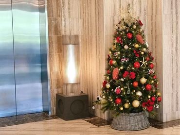 Luxury 7 foot vintage style Christmas tree with glass and tin ornaments on realistic pine - closeuo.