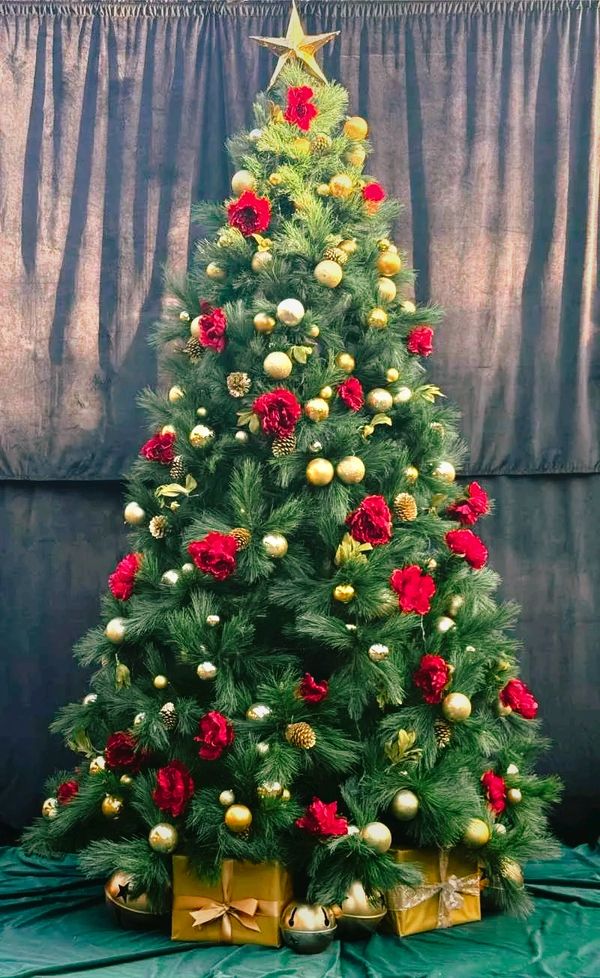6 foot tall luxury Christmas tree featuring gold baubles and red roses with star topper and presents