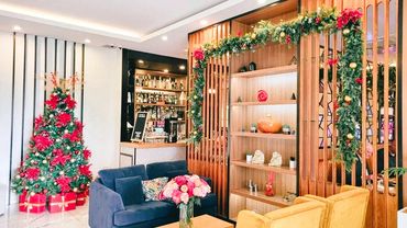 Christmas tree display and grand in lounge at Auckland hotel.