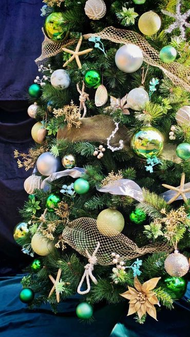 Coastal themed Christmas tree featuring HANDMADE STARFISH, FISHING KNOTS & net style ribbons.