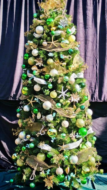 Coastal themed Christmas tree featuring HANDMADE STARFISH, FISHING KNOTS & net style ribbons.