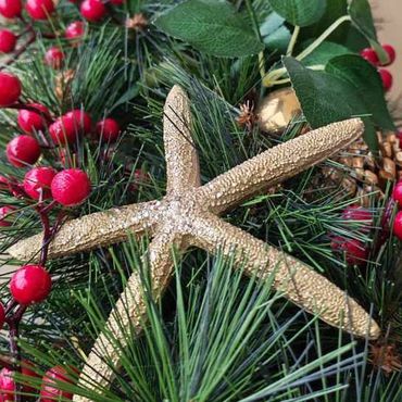 Table centrepiece featuring coastal themed Christmas decorations.