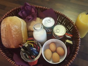 contains the following:-
Sausages, Eggs, Bacon, Baked Beans, Tinned Tomatoes, Fresh Bread and butte