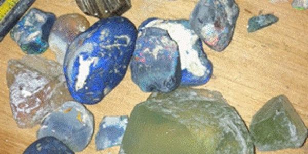 Gem rough before cutting and faceting.
Lapidary and gemmology
Hand made in Manitoba
Made in Canada