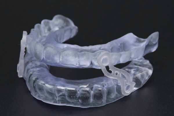 Modelo dental transparente para cirugía guiada.