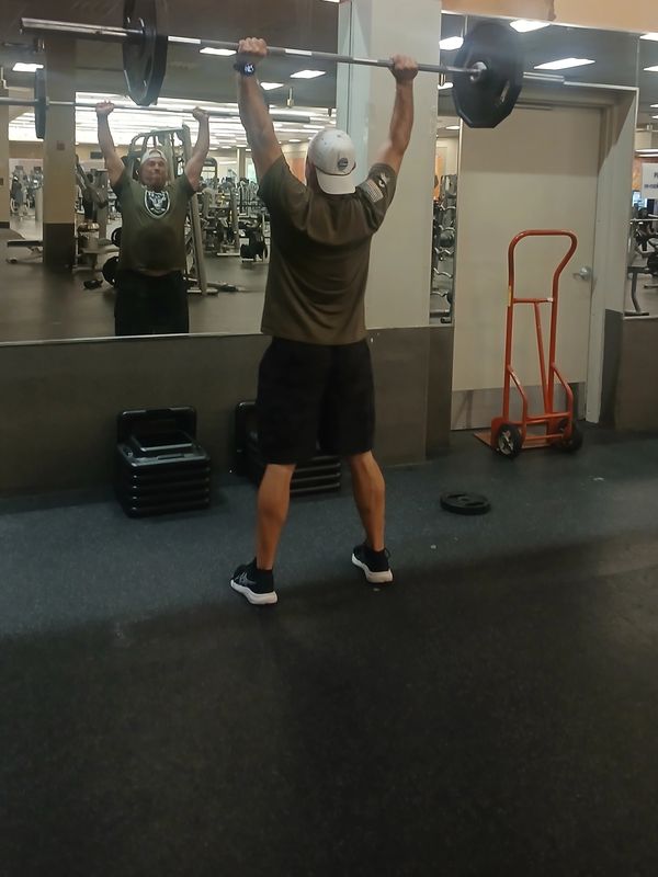 Man lifting weights in gym.