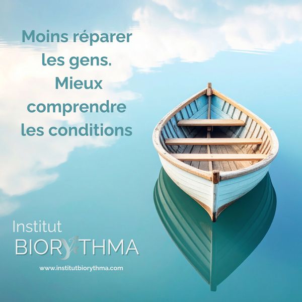 A serene wooden boat floats on calm water with a French motivational quote.