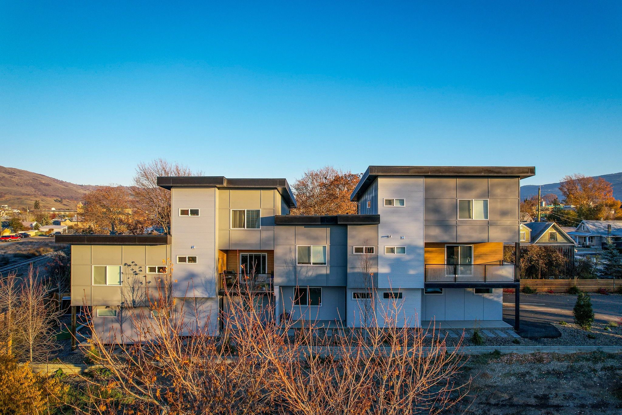 //img1.wsimg.com/isteam/ip/39662ccc-af30-4129-88d0-751d263de0a6/3904%2029%20St%20Drone-003-Edit-Interior%20Foc-212a284.jpg/:/rs=w:1300,h:800