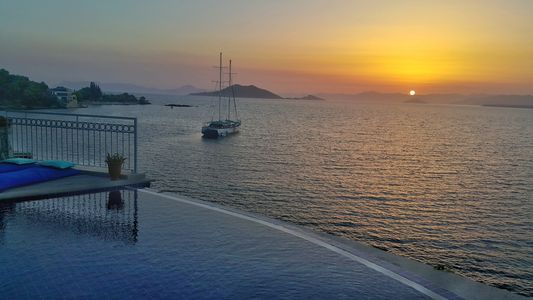 Ece Butik Otel Fethiye Şövalye Adası 'nda 1994 yılından beri hizmet veren küçük bir ada oteli. 12 ge