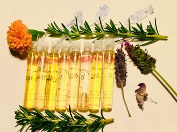 Choose a set of up to 8 samples of 3ml of Floral Collection