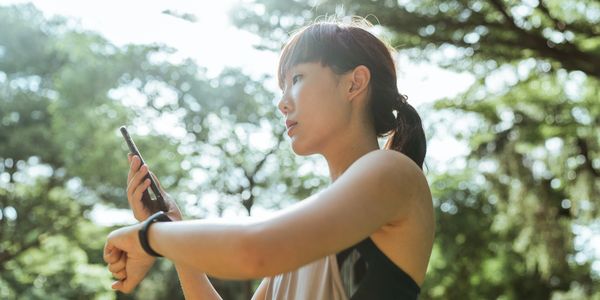 woman using fitness app to workout
